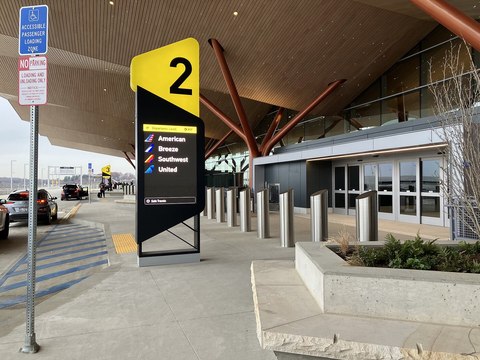 Acceso exterior de la nueva terminal del aeropuerto de Pittsburgh