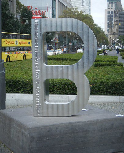 escultura b to b remember berlin