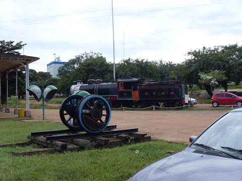 Locomotora de vapor negra expuesta bajo una cubierta en un museo ferroviario