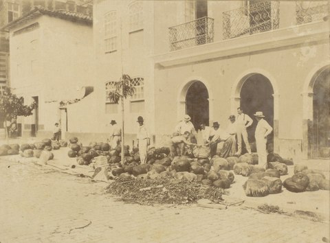 Fotografía antigua de un almacén con bloques de caucho y trabajadores
