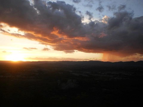 Puesta de sol sobre la caatinga desde el Parque Pedra Furada