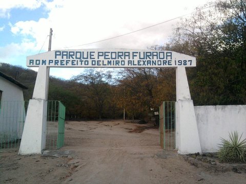 Pórtico de entrada del Parque Pedra Furada en Venturosa