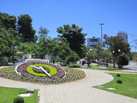 Reloj de flores en una plaza de Garanhuns