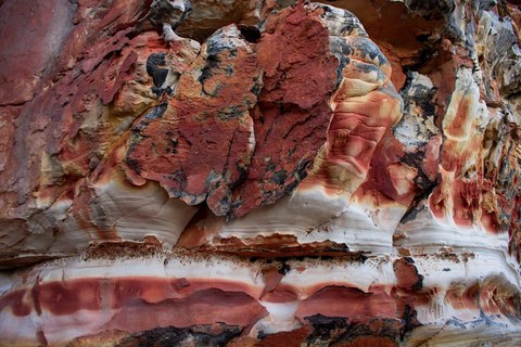 Roca arenisca con vetas rojas y blancas en el Vale do Catimbau