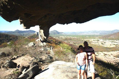Paisaje de caatinga y sierras visto desde debajo del arco de la Pedra Furada