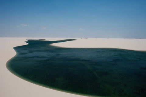 Laguna verde entre dunas de arena blanca en los Lençóis Maranhenses