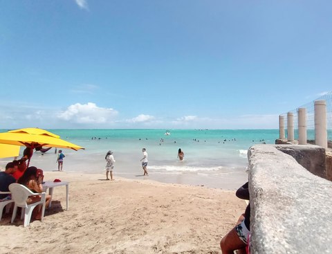 Playa de Maragogi con agua turquesa y bañistas