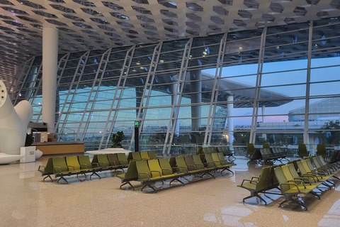 Interior de la Terminal 3 del aeropuerto de Shenzhen, con el techo de panal y una columna blanca con forma de árbol