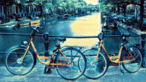 Bicicletas aparcadas junto a un canal en Ámsterdam