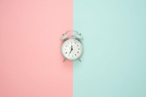 cual es diferencia reloj 12 horas y 24 horas