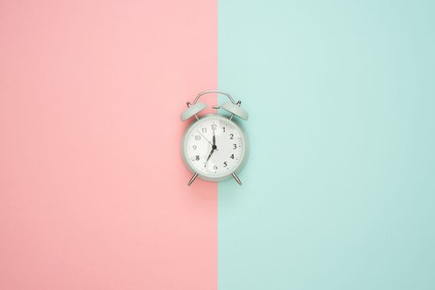 cual es diferencia reloj 12 horas y 24 horas