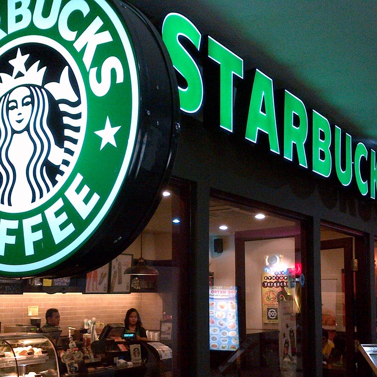 cuantos starbucks hay en el mundo