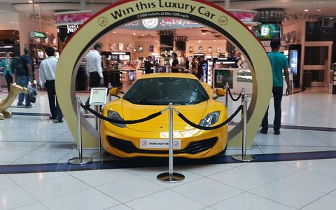 rifa coche lujo aeropuerto dubai