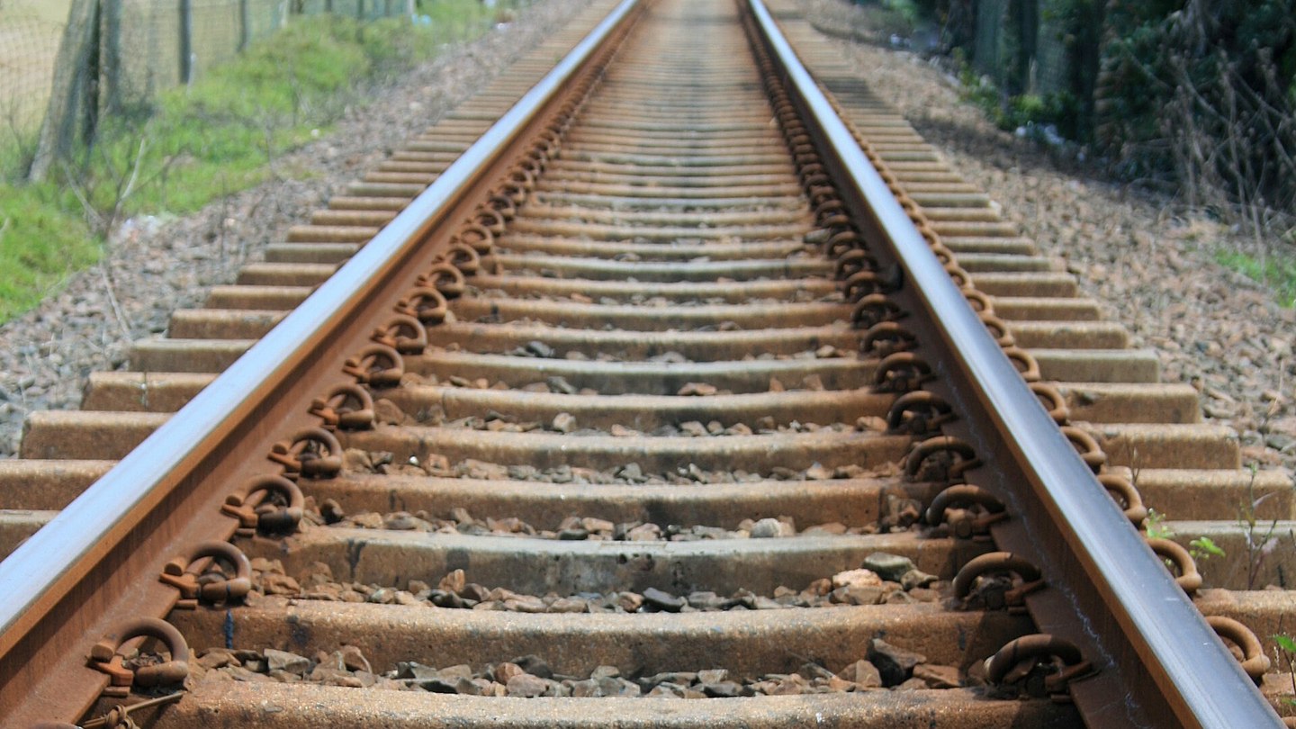 por que en la peninsula iberica las vias de tren son mas anchas que en resto europa