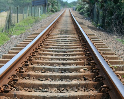 por que en la peninsula iberica las vias de tren son mas anchas que en resto europa