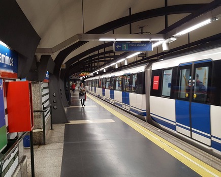 por que metro madrid va en sentido contrario