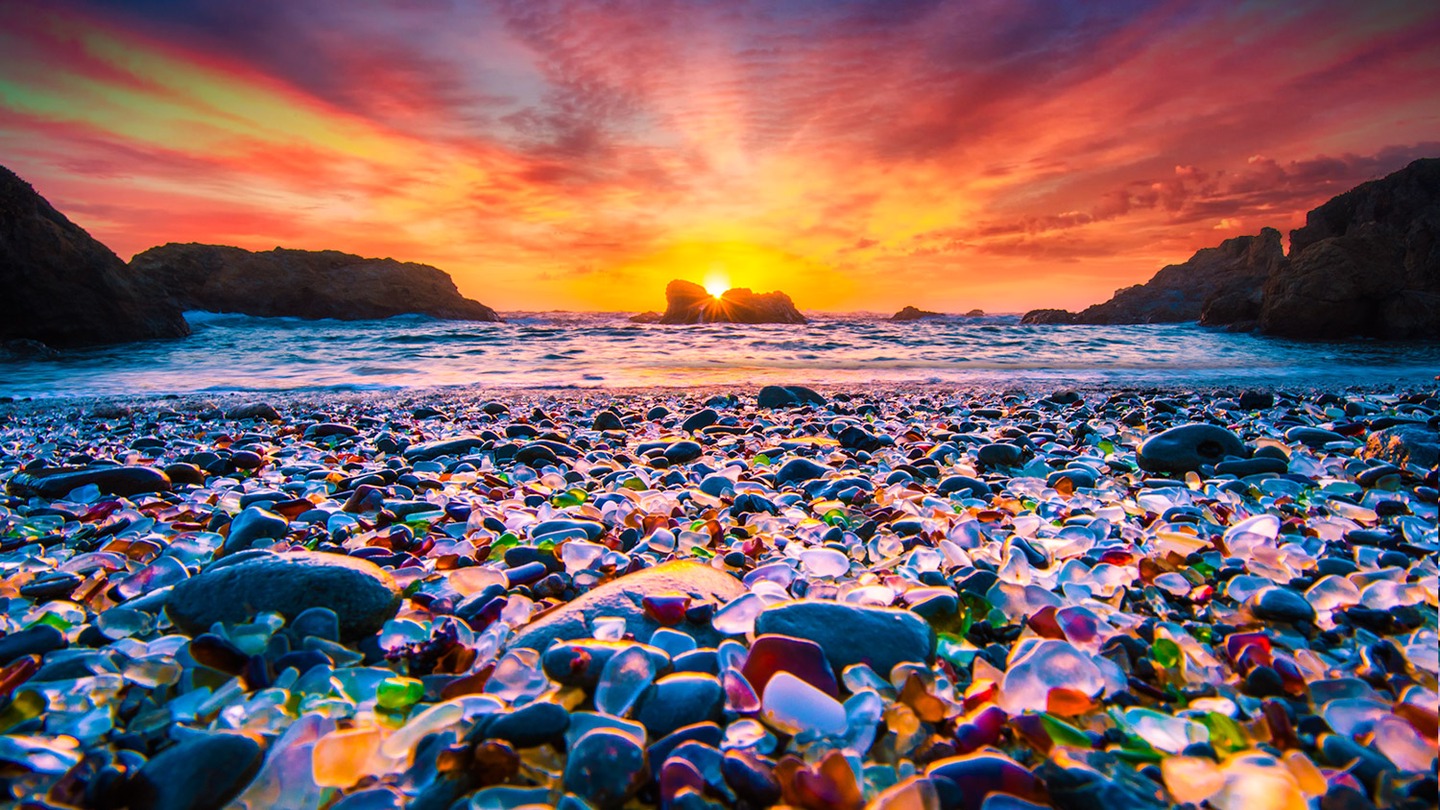 La playa de cristal o Glass Beach California (USA)