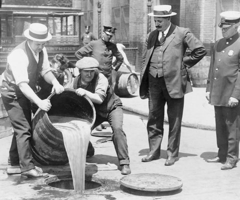 la prohibicion tirando alcohol
