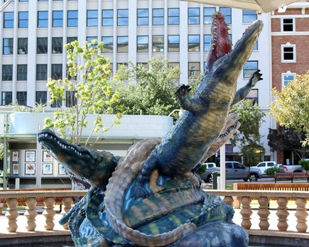 la historia de la extraña alligator statue de el paso (es mejor de lo que crees)