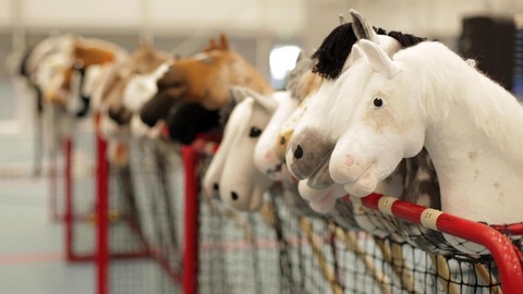 hobby horsing un deporte muy popular en finlandia que resulta especialmente extraño para todos los demás