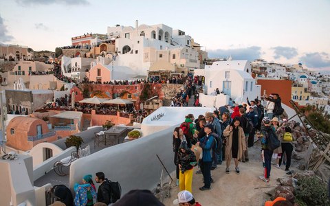 oia sunset crowds