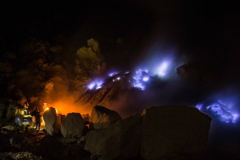 volcan kawah ijen llamas azules