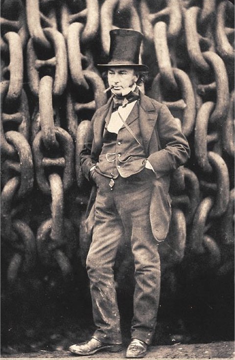 Isambard Kingdom Brunel con sombrero de copa y puro, delante de unas enormes cadenas de hierro