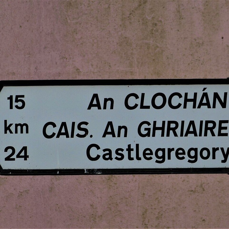 en irlanda se habla ingles o gaelico