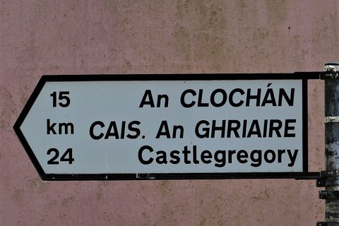 en irlanda se habla ingles o gaelico