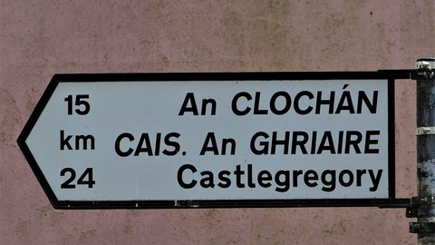 en irlanda se habla ingles o gaelico