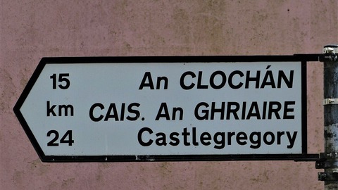 en irlanda se habla ingles o gaelico