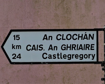 en irlanda se habla ingles o gaelico