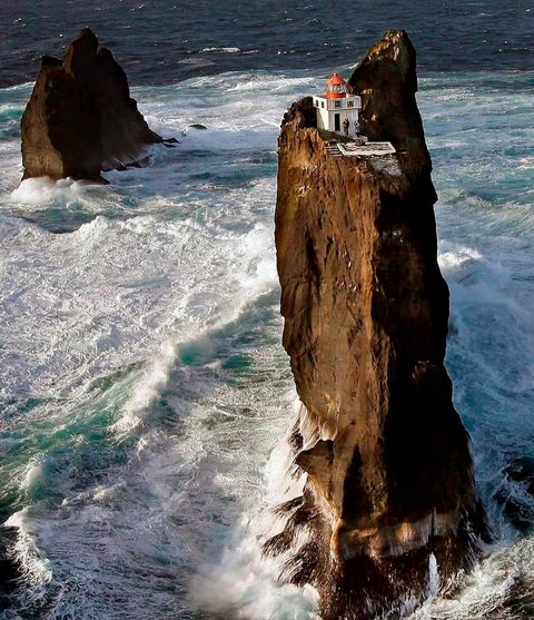 el impresionante faro de thridrangar