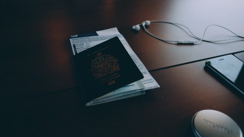 no dejar pasaporte como fianza