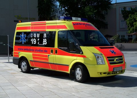 Ambulancia de emergencias en una ciudad