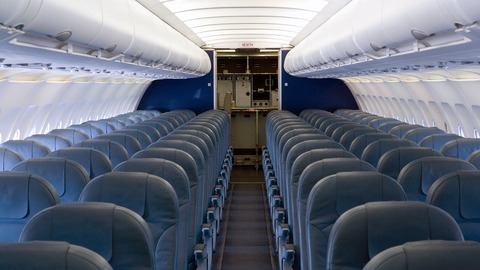 ¿ por qué los asientos de la última fila del avión pueden ser los mejores?