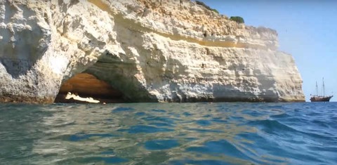 entrada cueva benagil nadando