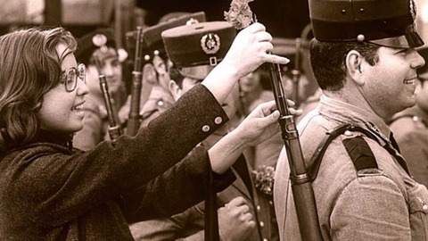 ¿ qué fue la revolución de los claveles?