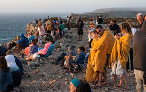 multitud ver puesta sol cabo san vicente