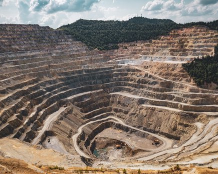 que cantidad de oro hay en el nucleo de la tierra