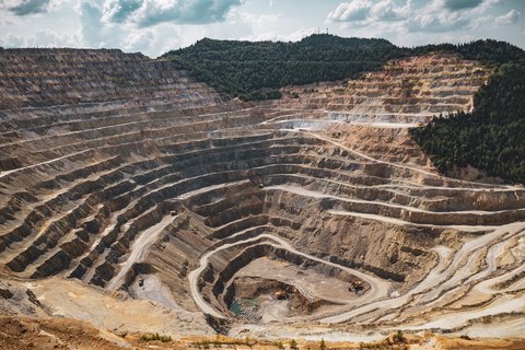 que cantidad de oro hay en el nucleo de la tierra
