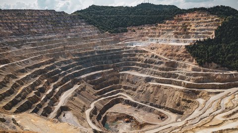 que cantidad de oro hay en el nucleo de la tierra