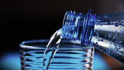 que paises consumen mas agua embotellada