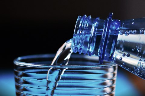 que paises consumen mas agua embotellada