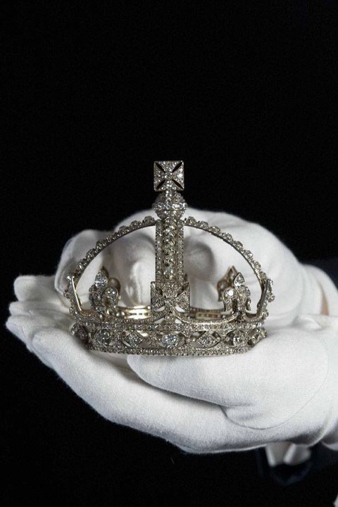 victorias small diamond crown