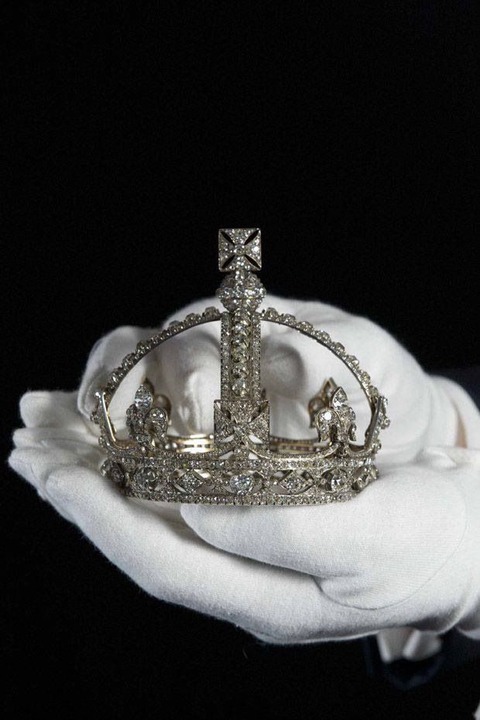 victorias small diamond crown