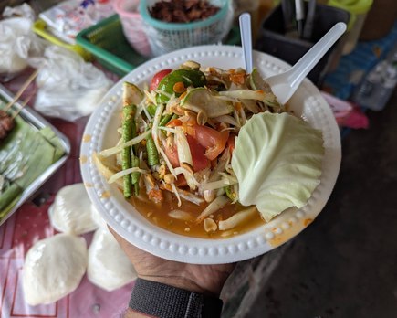 ensalada som tam en un puesto de calle