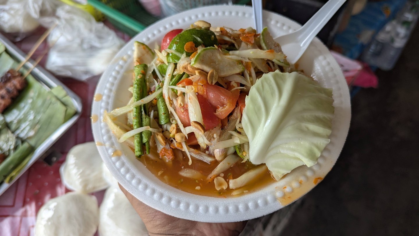ensalada som tam en un puesto de calle