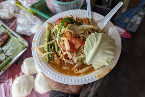 ensalada som tam en un puesto de calle