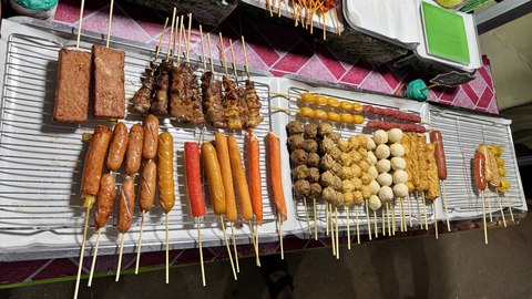 Bandeja de pinchos ya hechos en un puesto de comida callejera